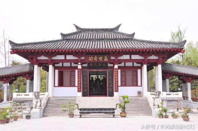 陕西城固县的张骞纪念馆，典型的仿古建筑对称结构