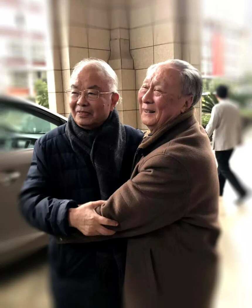 两位“80后”拥抱，为何见证了酒杯中的中国荣耀？