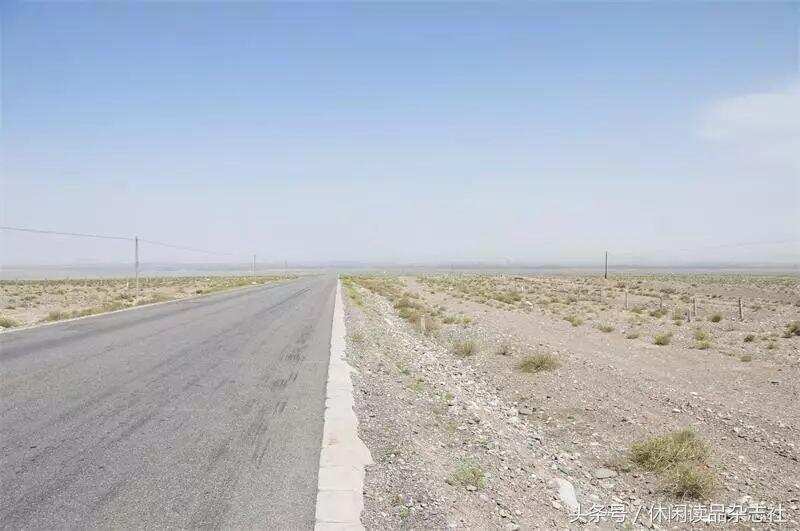 新疆巴里坤的路，典型的戈壁滩公路，一旷千里