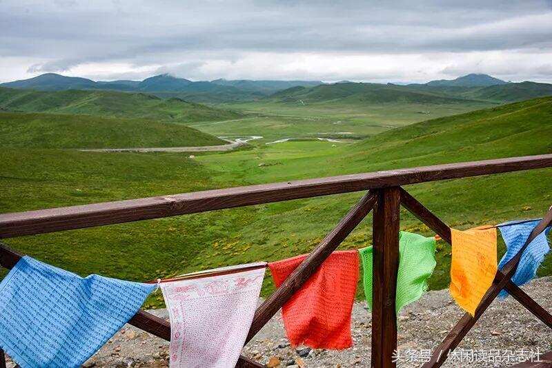 极具藏区特色的吉拉观景台，可以远眺群山