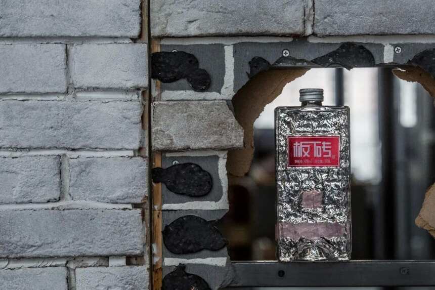 宁小刚：我做了一个光瓶酒品牌“板砖”，瓶子可以砌墙的那种