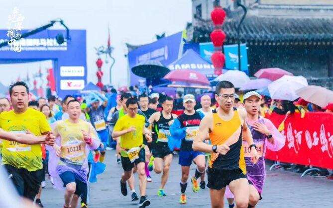 西凤酒助力2019西安城墙国际马拉松荣耀开跑