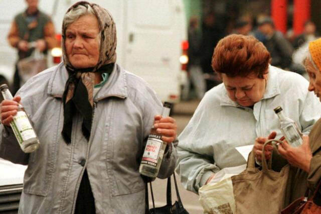 俄罗斯人为何爱喝酒？战斗民族的酒瘾，原来跟彼得大帝嗜酒有关