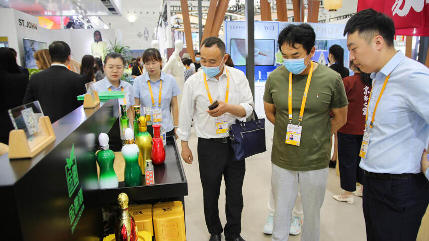 金徽酒全明星产品在首届中国国际消费品博览会大放异彩