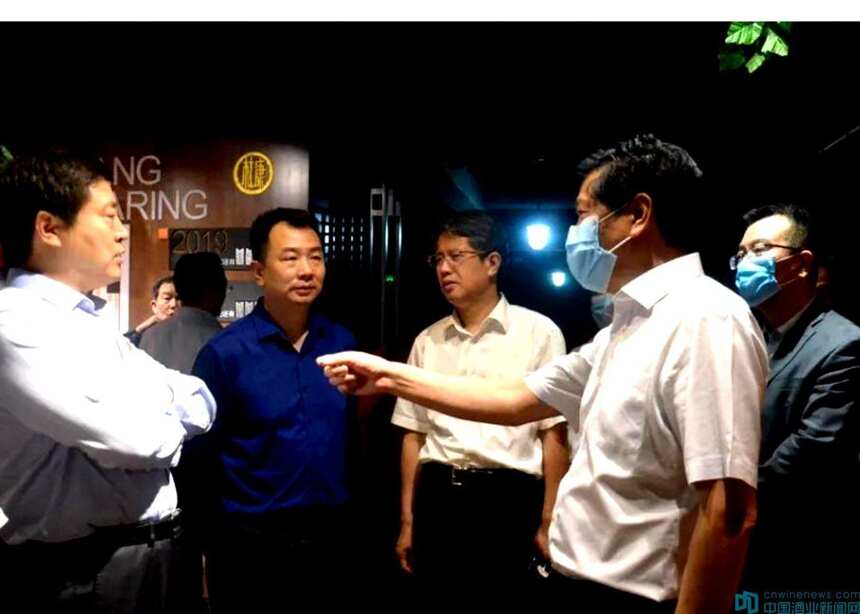 洛阳市长刘宛康调研杜康控股强调，加快推进杜康转型升级