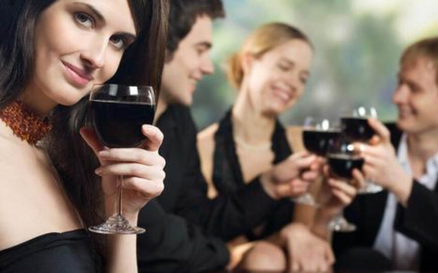生活中最常喝酒的三种女人，第一种是职业需要，第三种是渴望满足