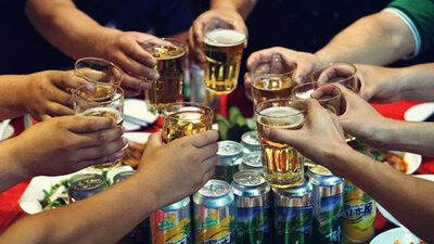 中国人和外国人饮酒的方式有何不同？他们喝的是酒，我们喝的是情