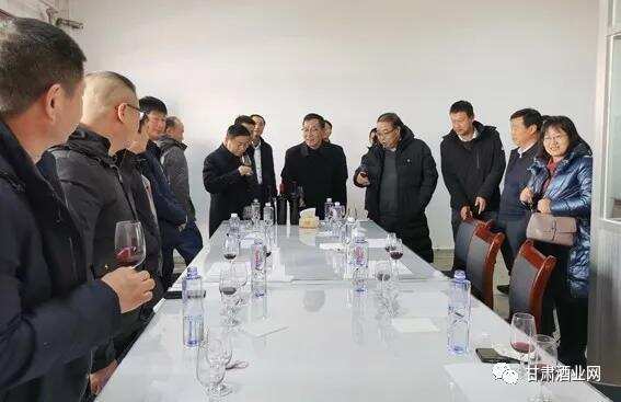 提升河西走廊有机葡萄美酒节 举办质量恳谈会暨甘肃省葡萄酒产业协会二届一次会长办公会议在武威举行