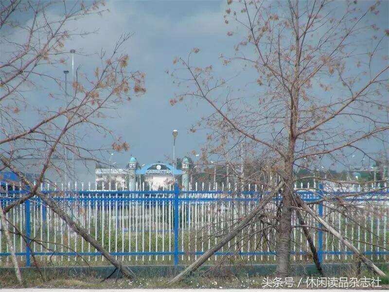 中国的边疆城市霍尔果斯口岸，门外就是哈萨克斯坦