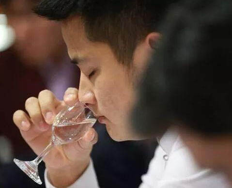 白酒起源于中国，但为何越来越多的中国年轻人与白酒产生距离感？