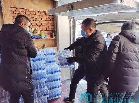 东北王酒业捐助瓶装水700余箱