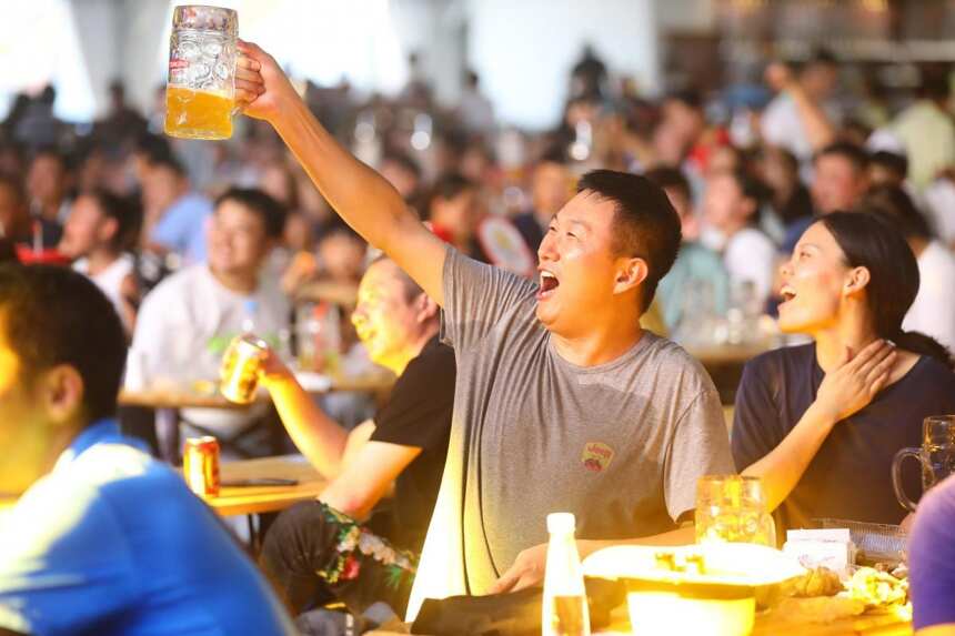 青岛啤酒，“饮”领城市的激情与狂欢
