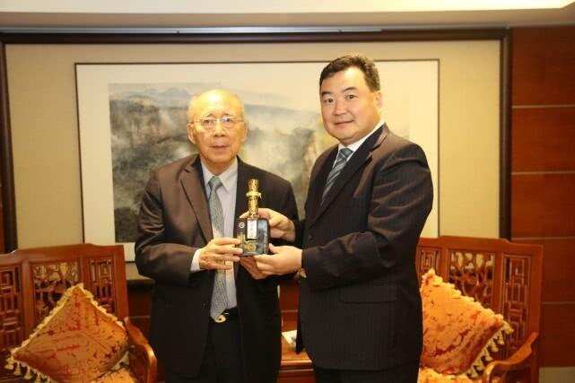 国美酒业集团董事长武玉杰拜访中国国民党荣誉主席吴伯雄