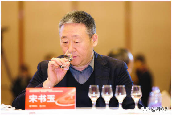 好评如潮！五粮液这两款老酒获得中国酒业协会首席白酒品酒师们的共同认可