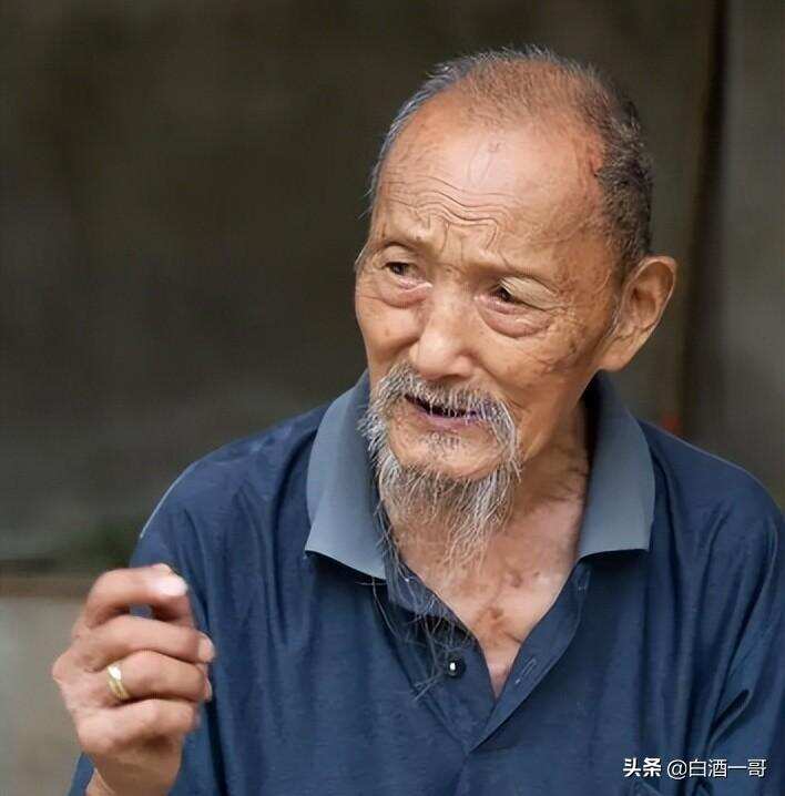 安徽64岁富商晒“酒柜”，竟无一瓶茅台，直言：不再为了面子喝酒