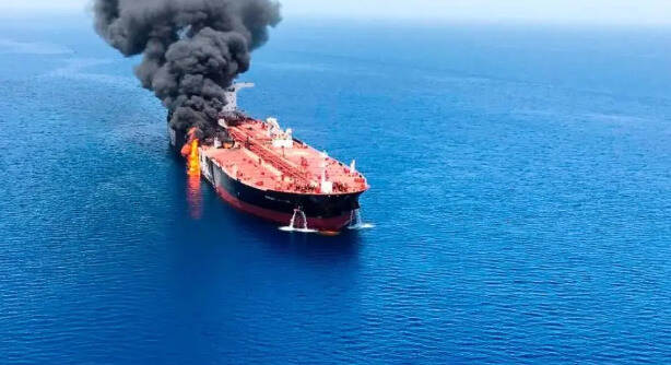 美军围堵伊朗油轮惹祸！快艇狼群杀进海峡，开火拦截大批西方油轮