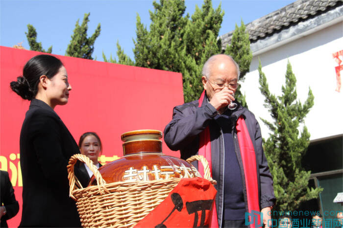 中国·林州第四届红旗渠白酒文化节暨2018开窖仪式隆重举行