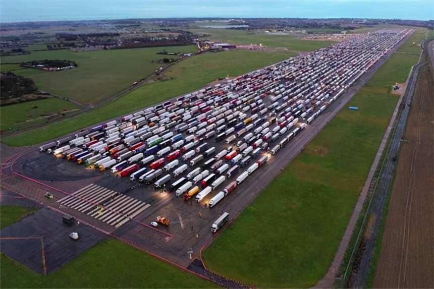网开一面！近3千货车被拦，法国放宽对英限制，允许运输通道开放