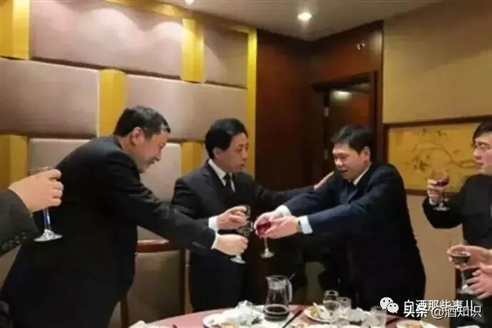“你不喝就瞧不起我”，中国酒局上演权力的游戏，这3招太有用了