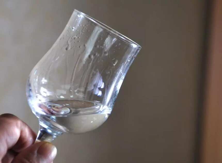 爱喝白酒的人，为了不喝醉，都会在旁边放一杯白水吗？