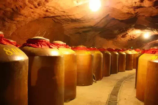 300年前的地下酒窖成了文物，30年前埋在土里的白酒却会分文不值