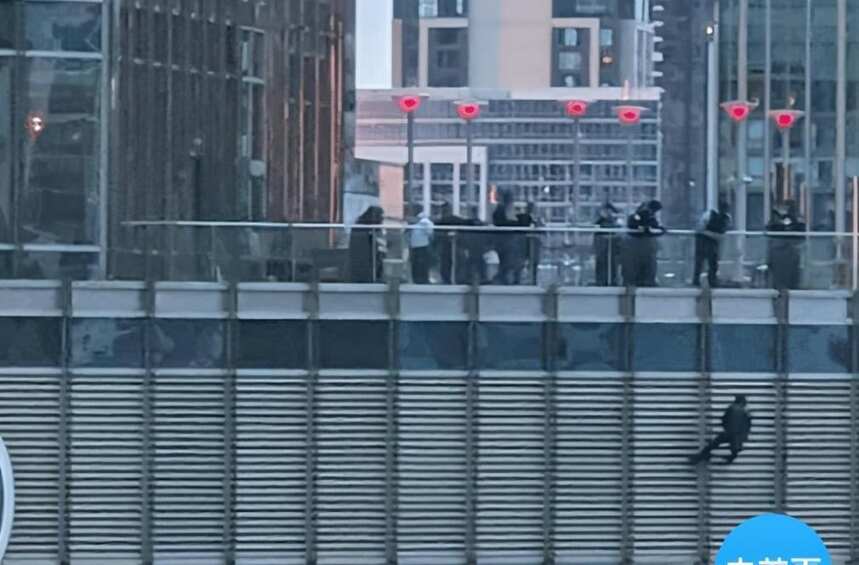 为和总统见面，男子将自己挂在川普大厦外墙，称见不到总统就自杀