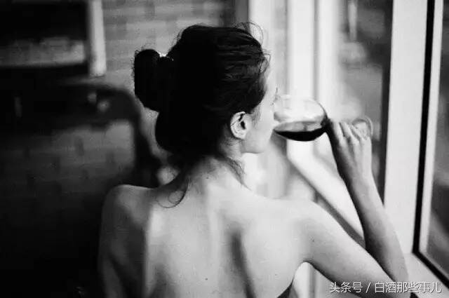 男人眼里，酒是闯荡江湖敲门砖；女人眼里，酒是柔情万种必杀器