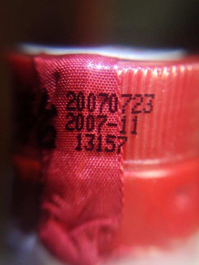 注意这一瓶是2007年打孔的假茅台一瓶