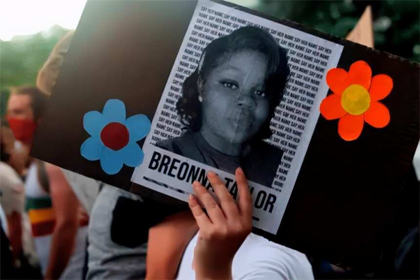 第三波抗议来了！黑人女子被杀警察却判无罪，美国民众真的愤怒了
