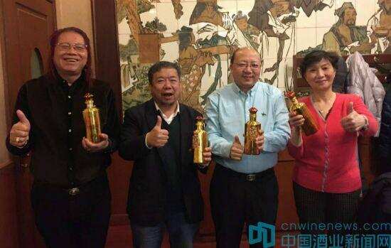 茅台集团白金酒公司万福迎门酒被选为中国轻工企业投资发展协会年会指定用酒