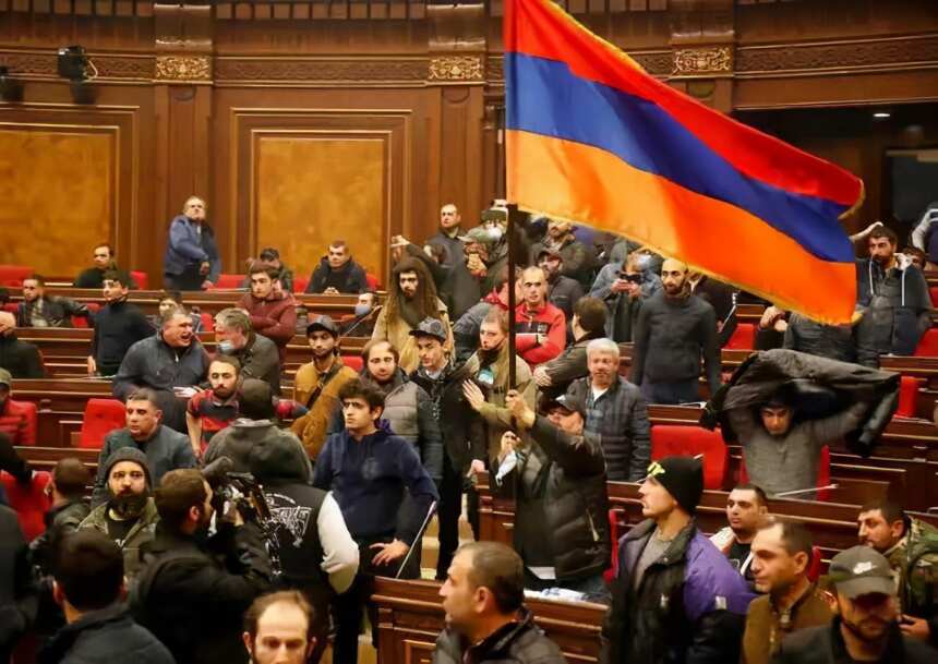 战场不相信眼泪！亚美尼亚割地求和后民众怒了！俄：亲美的下场