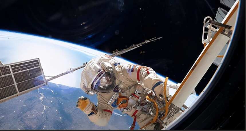 俄罗斯宇航员缺乏食物，在空间站中向美国乞讨，网友：真可怜