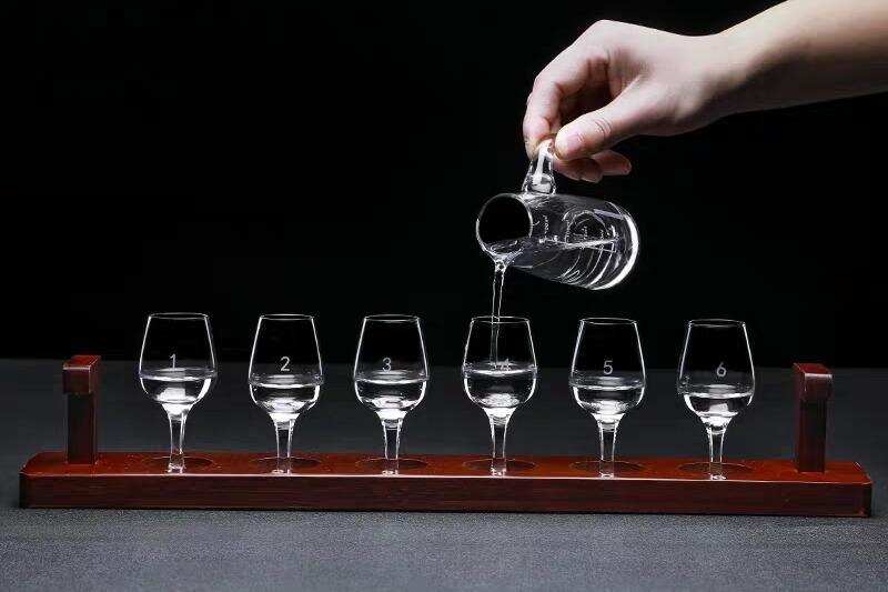 酒杯配美酒，经常用的酒杯有什么讲究，塑料杯为何不能用来喝酒
