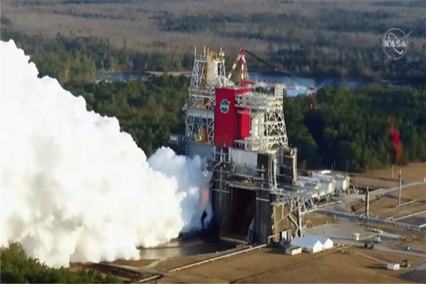 中国探月成功“刺激”美国，紧急测试载人航天火箭，却接连爆炸
