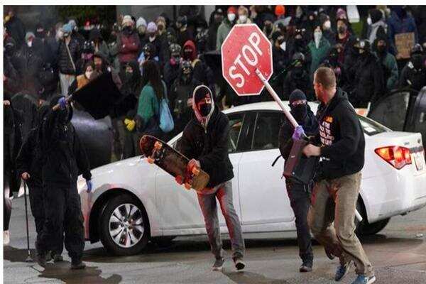 “没有警察和监狱”！美国警车冲撞人群，示威者暴怒点燃垃圾桶