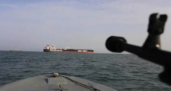 美军围堵伊朗油轮惹祸！快艇狼群杀进海峡，开火拦截大批西方油轮