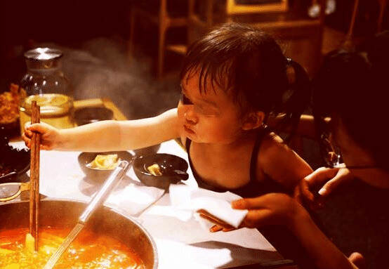 母女俩吃火锅指点两样菜，服务员马上报警，孩子感激涕零