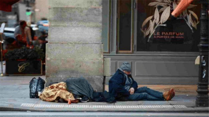 零下5度！法国无家可归者只能靠酒驱寒，连夜占领巴黎医院