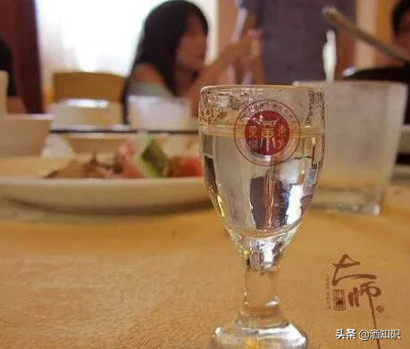贵州和四川的白酒你更喜欢哪个？最受欢迎的白酒居然是它