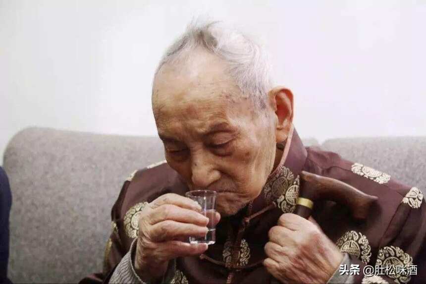 酒界泰斗秦含章仙逝，享年112岁：实例再论饮酒与健康关系