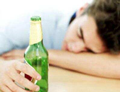 睡前小酌两杯酒，是不是有助于改善睡眠呢？