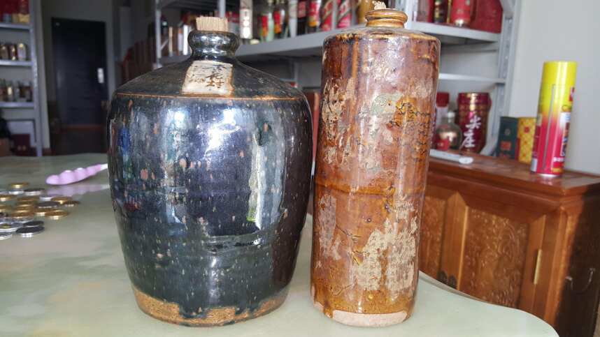 你知道这两个老酒瓶子年代吗？