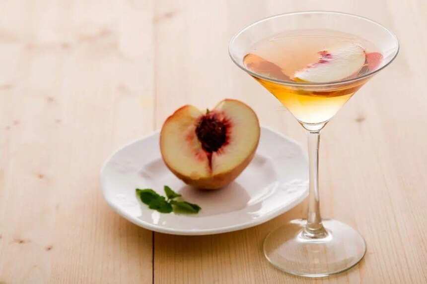 夏季已至，教你一种蜜桃酒的制作方法