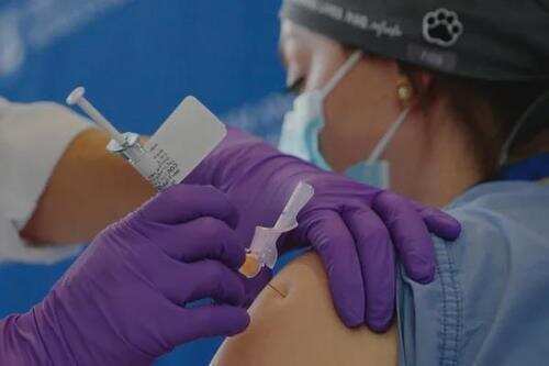 中国疫苗被“疯抢”！欧美等国富人插队注射，价格直接飙升20倍