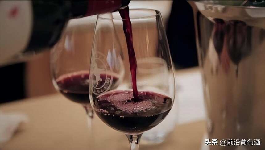 品鉴葡萄酒时应注意观察流动性和粘稠度，葡萄酒的物理特征