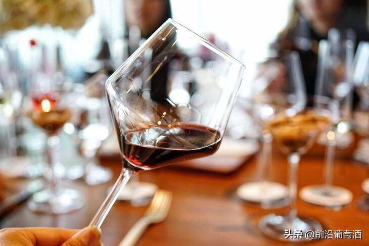 葡萄酒酒“泪”的科学，正确了解酒泪是品鉴葡萄酒必须了解的知识
