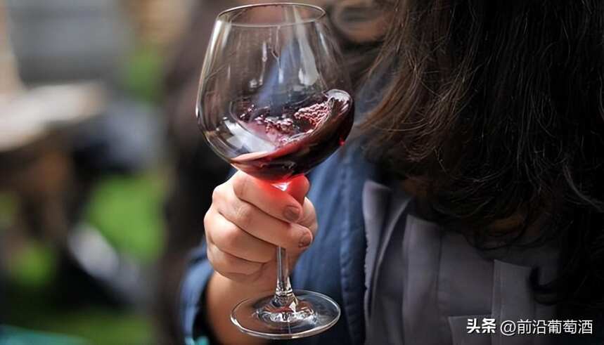 描述品尝葡萄酒的味道一直是难题，如何描述气味？百种气味的研究