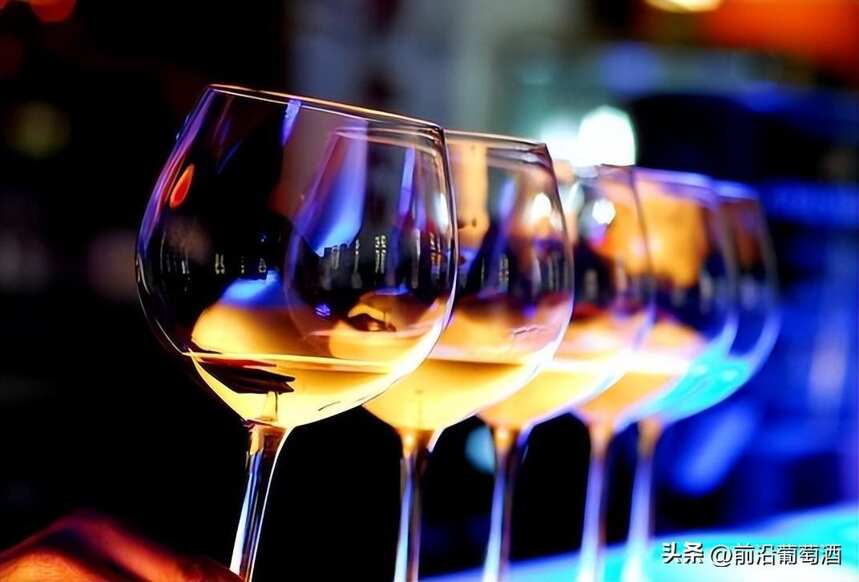 麝香葡萄酒品系的特色是鲜明的香气，麝香葡萄酒香气有什么特点？