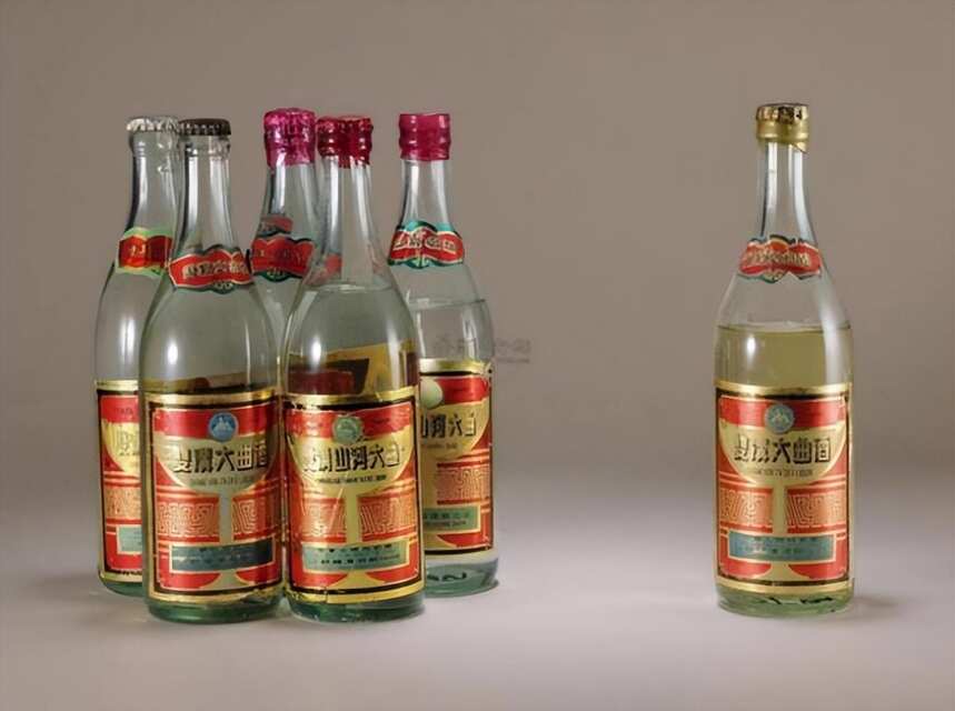 80年代，大家过节都爱喝啥酒？这4款老白酒，才是记忆中的那瓶酒