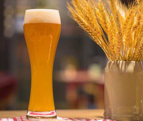 啤酒白啤黄啤黑啤的区别，口感上黄啤淡爽黑啤重口味白啤适中